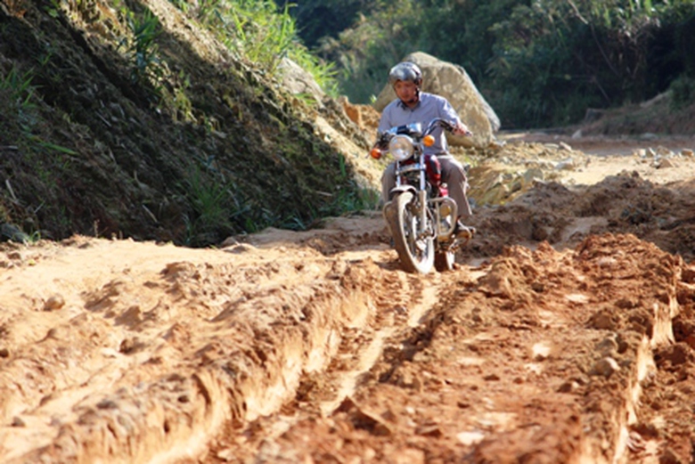 Ng&agrave;y 6/1, trời tạnh r&aacute;o nhưng việc đi lại tr&ecirc;n nhiều đoạn tuyến thuộc dự &aacute;n đường Trường Sơn Đ&ocirc;ng qua x&atilde; Sơn Long vẫn gặp kh&ocirc;ng &iacute;t kh&oacute; khăn