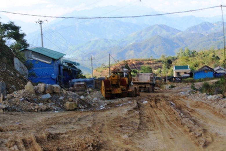 Đơn vị chủ đầu tư cho biết sẽ ho&agrave;n th&agrave;nh dự &aacute;n đường Trường Sơn Đ&ocirc;ng qua x&atilde; Sơn Long n&oacute;i ri&ecirc;ng v&agrave; to&agrave;n bộ đoạn tuyến qua tỉnh Quảng Ng&atilde;i trong năm 2015.