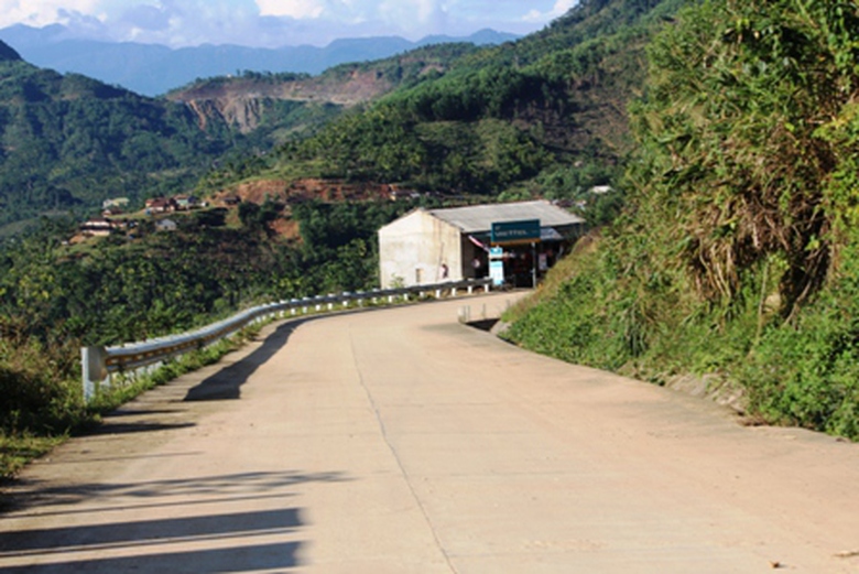 Nhiều đoạn mặt đường đ&atilde; được b&ecirc; t&ocirc;ng xi măng kh&ocirc;ng chỉ tạo điều kiện thuận lợi trong đi lại, vận chuyển h&agrave;ng h&agrave;ng, g&oacute;p phần th&uacute;c đẩy ph&aacute;t triển kinh tế &ndash; x&atilde; hội cho người d&acirc;n địa phương&hellip;