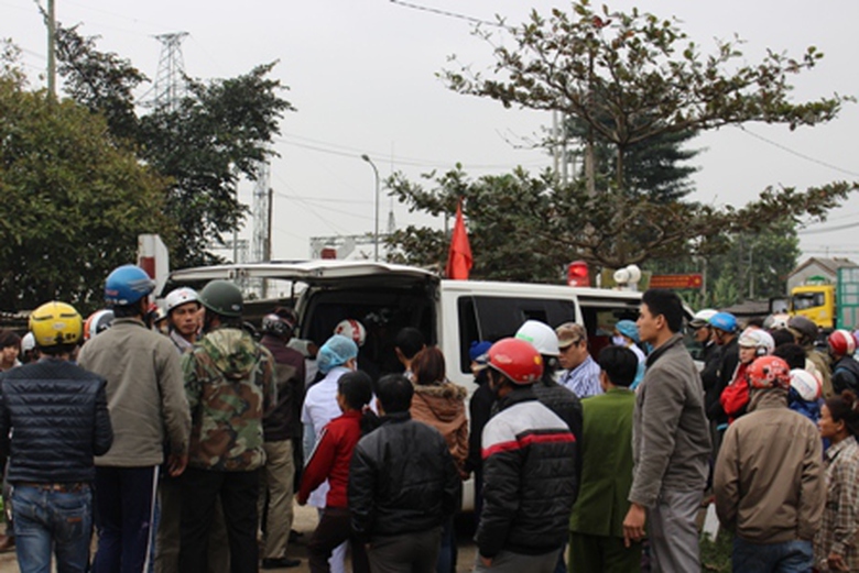 Hơn 12 giờ trưa 17/1, thi th&ecirc;̉ anh Nguy&ecirc;̃n Văn Lợi được đưa l&ecirc;n xe chở v&ecirc;̀ nhà lo h&acirc;̣u sự