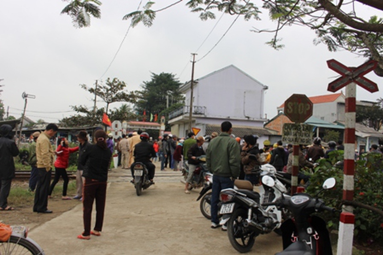 Đi&ecirc;̉m giao cắt xảy ra vụ tai nạn thương t&acirc;m là đường ngang có bi&ecirc;̉n cảnh báo