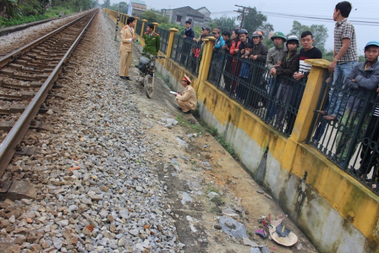 Ph&acirc;̀n nhựa chi&ecirc;́c xe máy cũng vương vãi cách xa chi&ecirc;́c xe máy nằm b&ecirc;n trường sắt