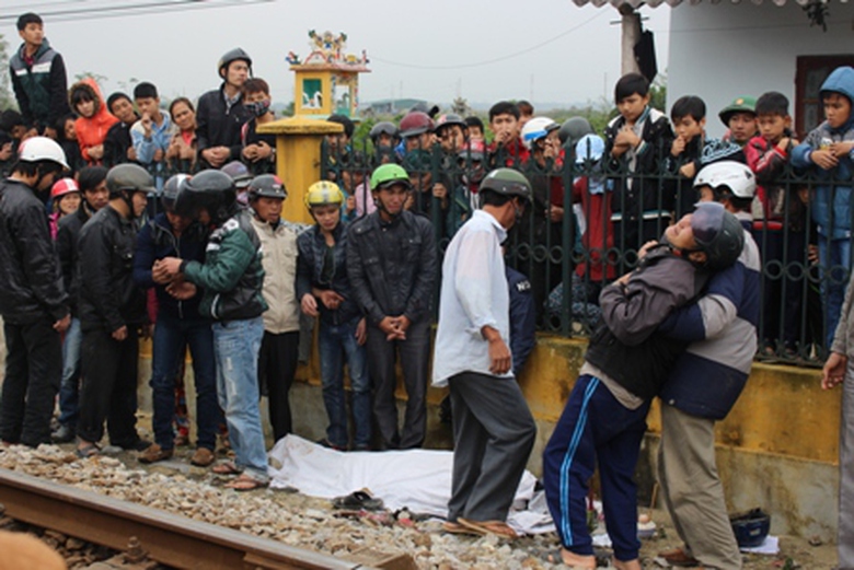 B&ocirc;́, vợ, em trai nạn nh&acirc;n khóc ng&acirc;́t tại hi&ecirc;̣n trường