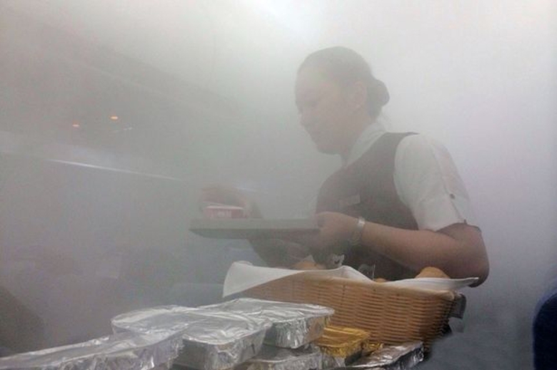 Phi h&agrave;nh đo&agrave;n phục vụ trong m&agrave;n sương d&agrave;y đặc