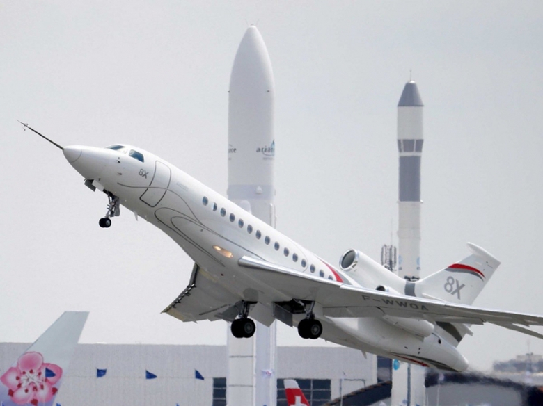 M&aacute;y bay Dassault Falcon 8X bay tr&igrave;nh diễn.