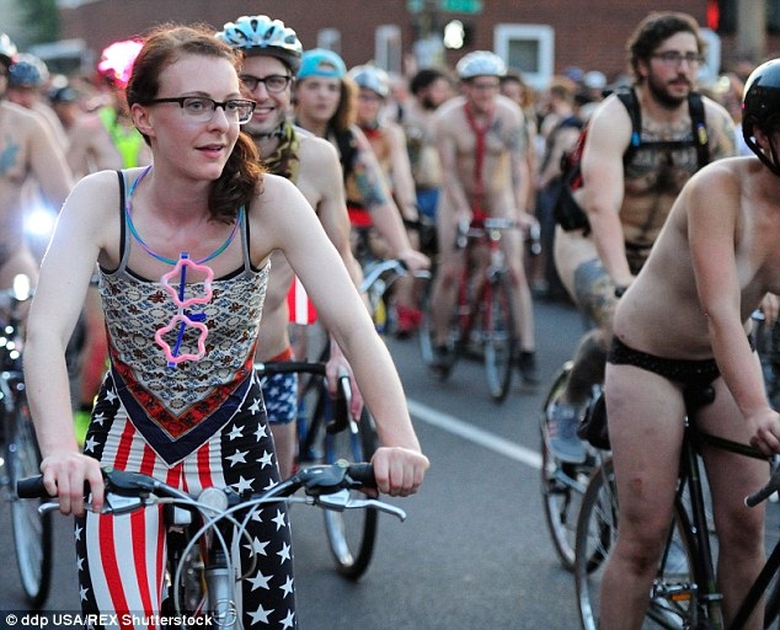 Họ đạp xe qua những nơi c&oacute; đ&ocirc;ng đảo du kh&aacute;ch để th