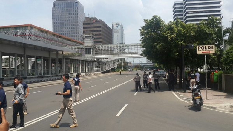 Khoảng 100 cảnh sát tại khu thương mại Sari