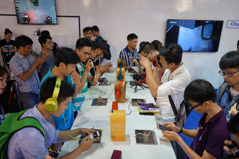 H&igrave;nh 5 - Khu trải nghiệm tai nghe thu h&uacute;t kh&aacute; đ&ocirc;ng