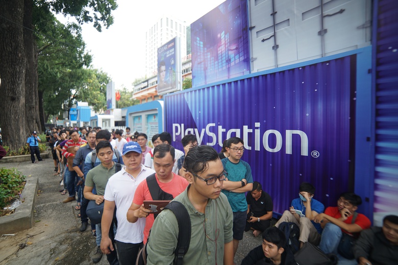 Hinh 2 - Ngay từ sớm, nhiều bạn trẻ đ&atilde; đến xếp h&agrave;n