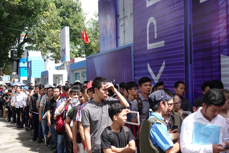 H&igrave;nh 3 - D&ograve;ng người xếp h&agrave;ng đăng k&yacute; tham gia Sony