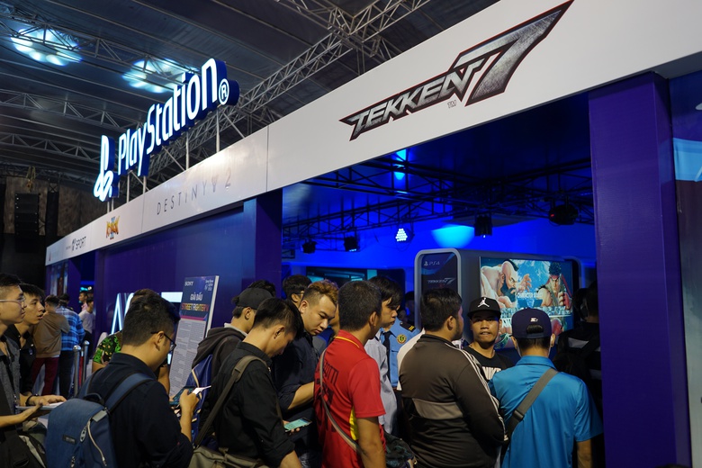 H&igrave;nh 11 - Người tham dự trải nghiệm PlayStation