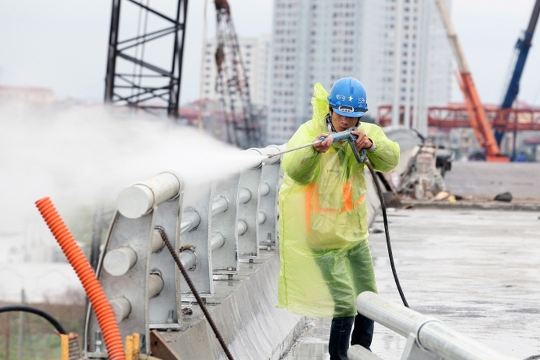 ve-sinh-cau-vuot-nut-giao-long-bien-1750