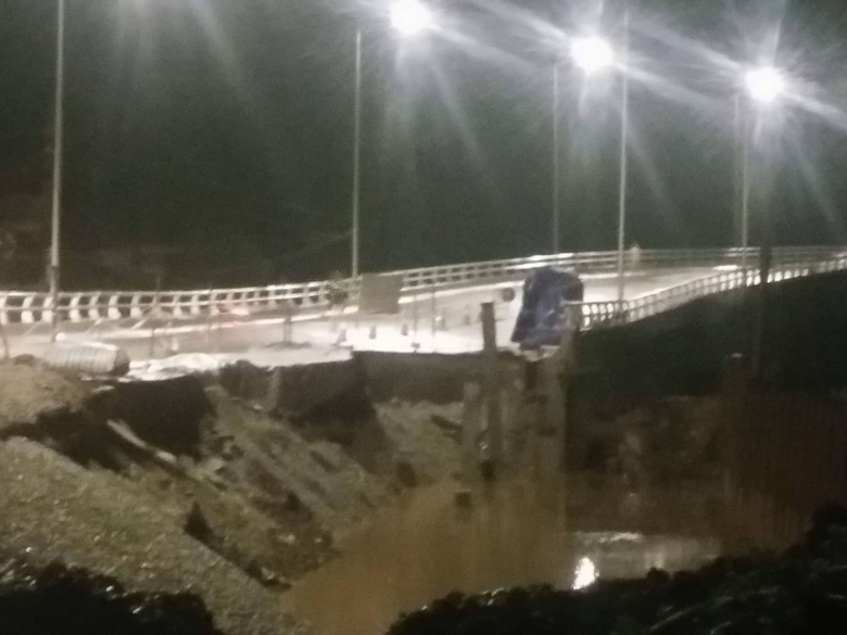 115941-duong-dan-cau-dang-bi-sat-lo