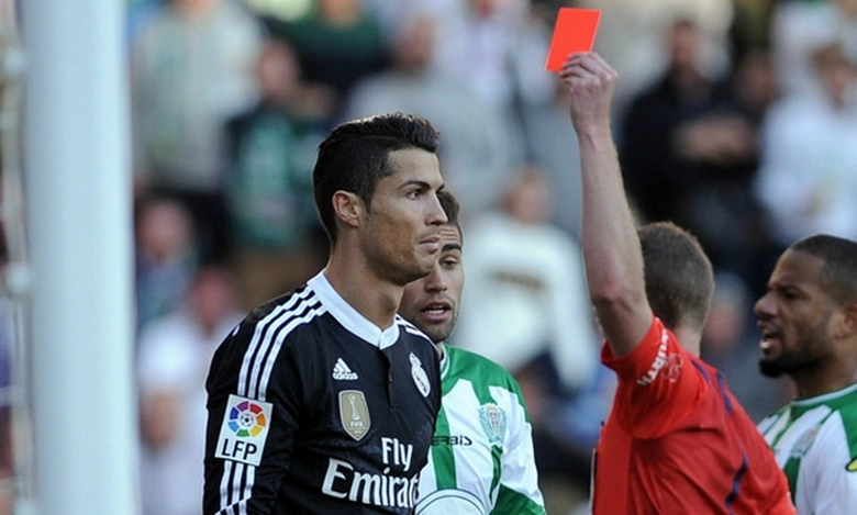 Ronaldo bị treo gi&ograve; 2 trận