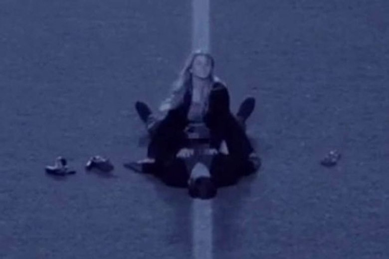 Cặp đ&ocirc;i l&agrave;m chuyện ấy giữa s&acirc;n