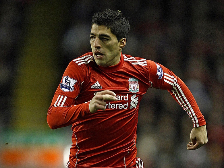 Luis Suarez khi c&ograve;n kho&aacute;c &aacute;o Liverpool