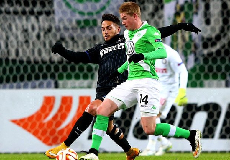 Inter Milan (&aacute;o sẫm) thua ngược Wolfsburg