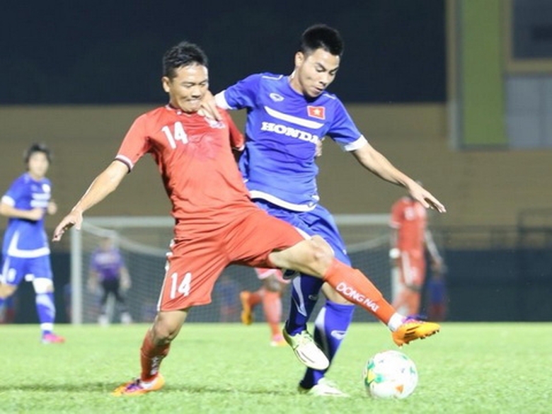Đức Huy (&aacute;o xanh) c&oacute; trận đấu đầu ti&ecirc;n trong m&agrave;u &aacute;