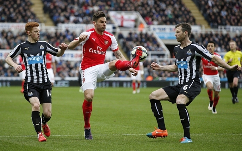 Giroud (giữa) lập c&uacute; đ&uacute;p gi&uacute;p Arsenal gi&agrave;nh chiến 