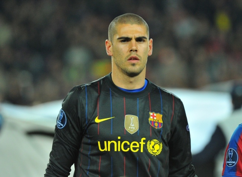 Thủ th&agrave;nh Valdes khi c&ograve;n kho&aacute;c &aacute;o Barca