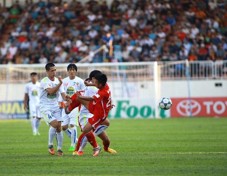 Một pha tranh b&oacute;ng quyết liệt giữa cầu thủ hai đội