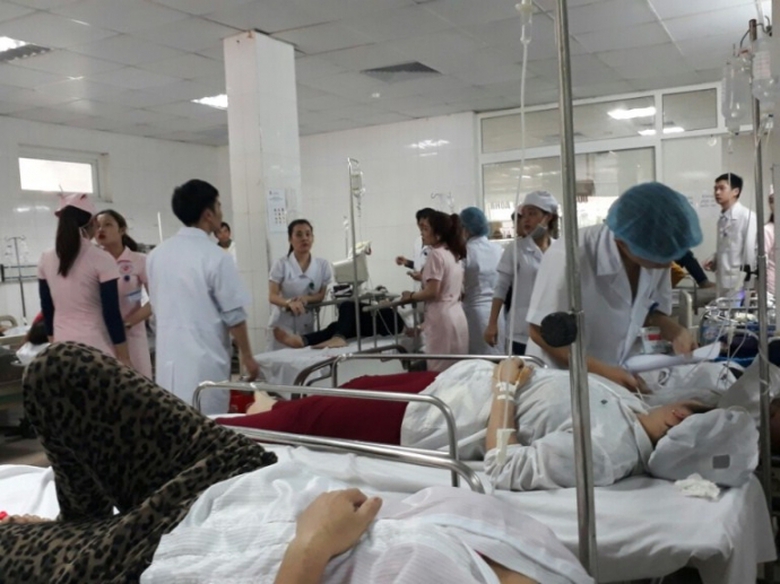 cấp cứu h&agrave;ng chục c&ocirc;ng nh&acirc;n sau bữa ăn trưa ở Nghệ