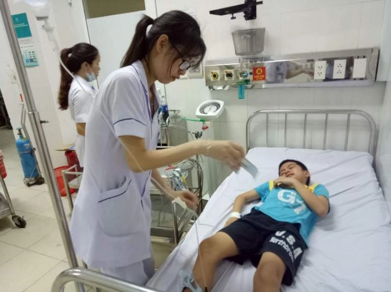 9 học sinh tiểu học nguy kịch v&igrave; ăn quả lạ