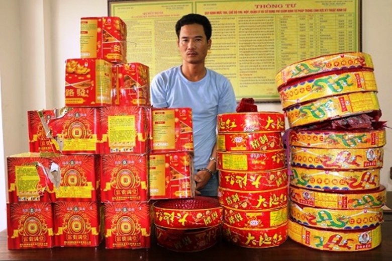 Nguyễn Ngọc T&ugrave;ng c&ugrave;ng c&aacute;c tang vật