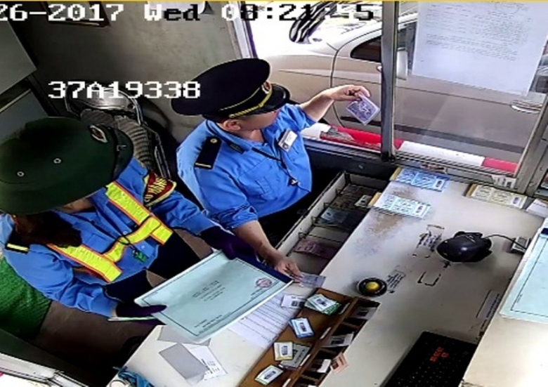 nh&acirc;n vi&ecirc;n thu v&eacute; kiểm tra v&agrave; ph&aacute;t hiện sai lệch gi