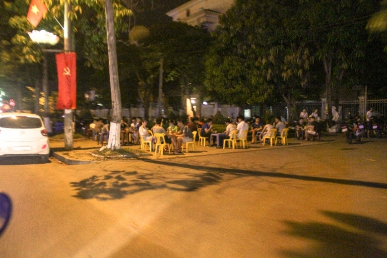 Khách ngồi kín hết vỉa hè đường Trường Thi, đoạn t
