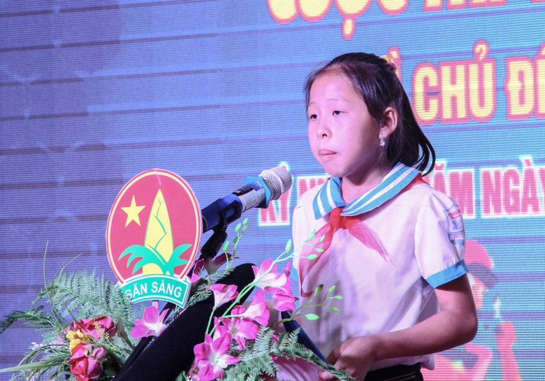 em Ho&agrave;ng Thị Diệu Linh học sinh lớp 4A trường tiểu