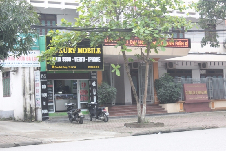 qu&aacute;n điện thoại ngay tr&ecirc;n đất sở TTTT