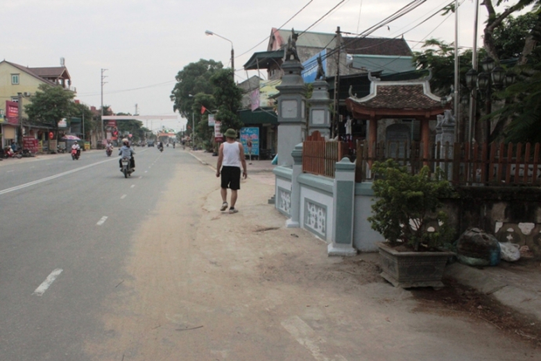 g&oacute;c cột nanh v&agrave; tường r&agrave;o ph&iacute;a đ&ocirc;ng nam nh&agrave; thờ họ