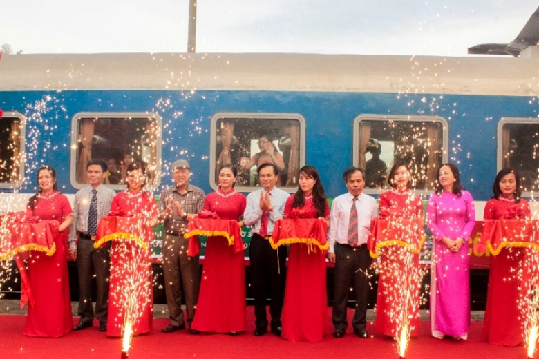 C&aacute;c đại biểu cắt băng khai trương chạy đo&agrave;n t&agrave;u kh