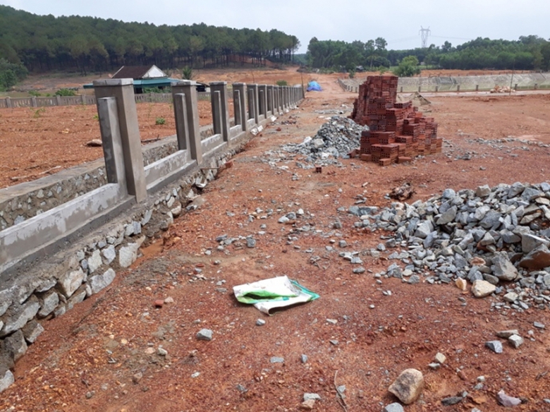 Hệ thống tường r&agrave;o v&agrave; mương tho&aacute;t nước đang được t