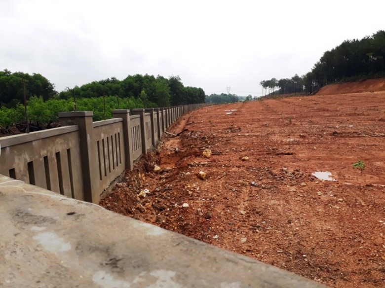 Ph&iacute;a trong tường r&agrave;o đất được lấy bớt san bằng để 