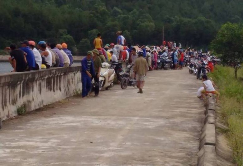 Rất đ&ocirc;ng người d&acirc;n ra t&igrave;m kiếm