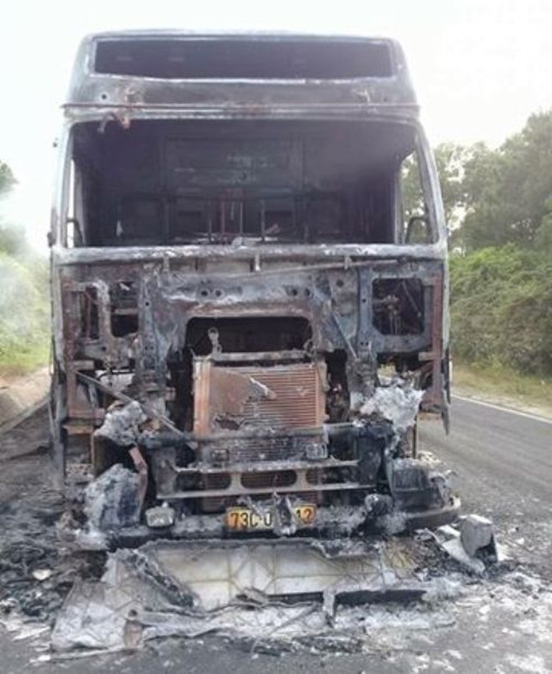 ngọn lửa l&agrave;m ch&aacute;y rụi