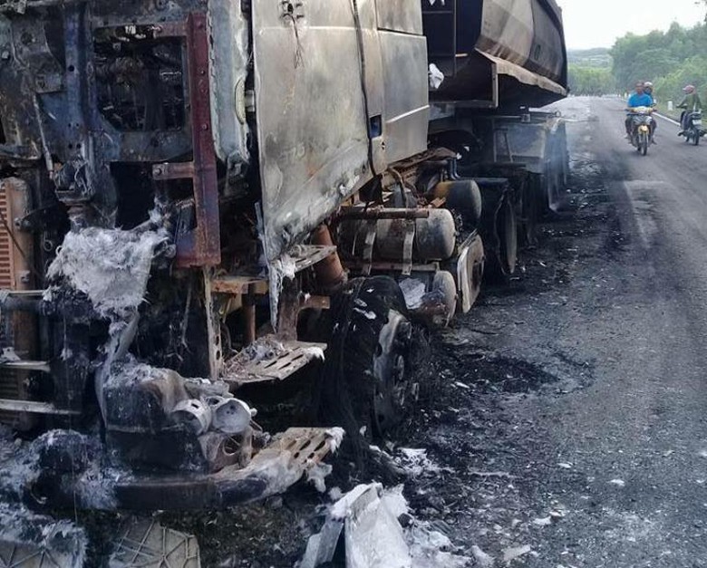 ngọn lửa l&agrave;m ch&aacute;y trụi to&agrave;n bộ phần trước