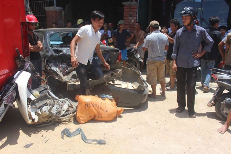 Vụ tai nạn khiến xe m&aacute;y v&agrave; xe con hư hỏng nặng