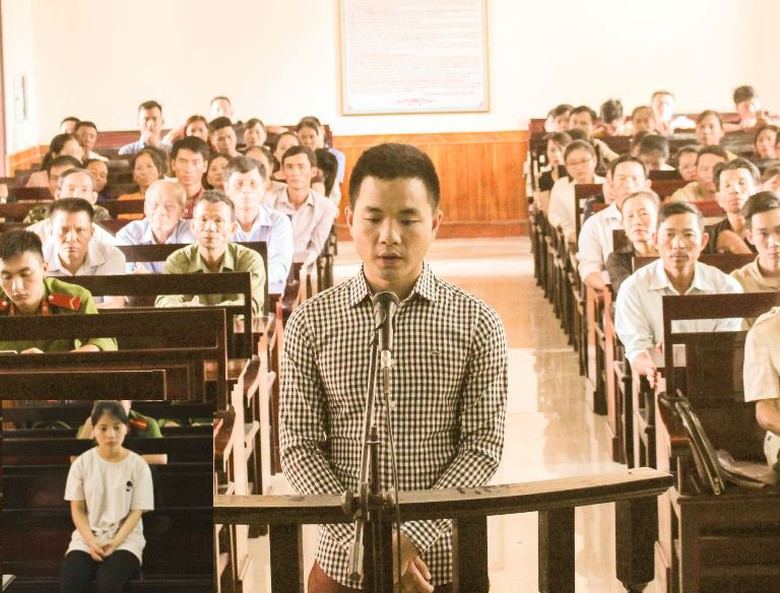 Bị c&aacute;o Hiệp trước v&agrave;nh m&oacute;ng ngựa c&ugrave;ng bạn g&aacute;i (h&igrave;n
