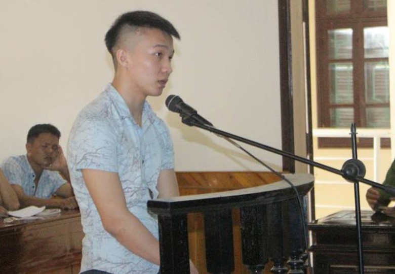 bị c&aacute;o Dũng trước v&agrave;nh m&oacute;ng ngựa