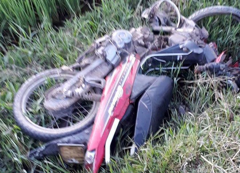 Sau khi đối đầu, cả 2 chiếc xe m&aacute;y đều rơi xuống m