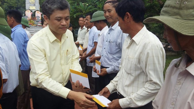 1. &Ocirc;ng Nguyễn Tấn Huỳnh trao qu&agrave; cho c&aacute;c gia đ&igrave;nh 