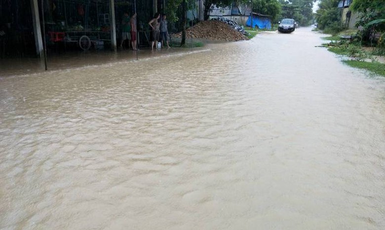 Đương li&ecirc;n x&atilde; qua UBND x&atilde; hương long gọi l&agrave; đường 