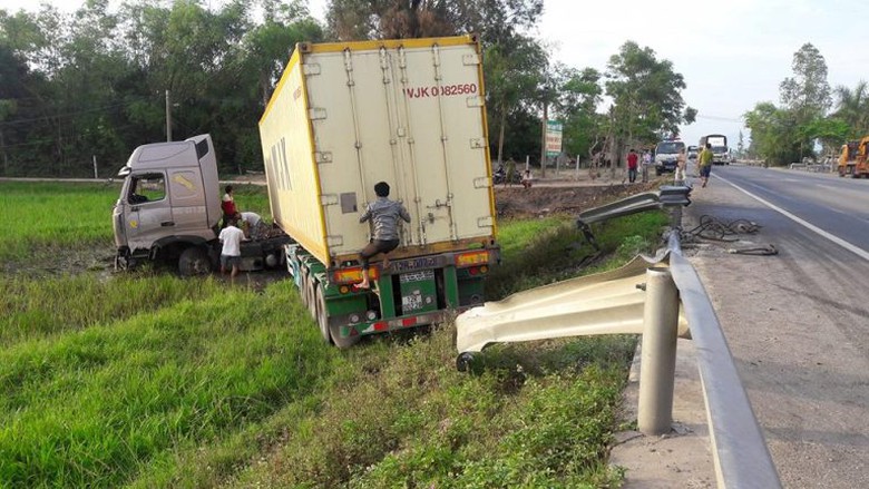 Xe container h&uacute;c bay 10m taluy trước khi lao xuống