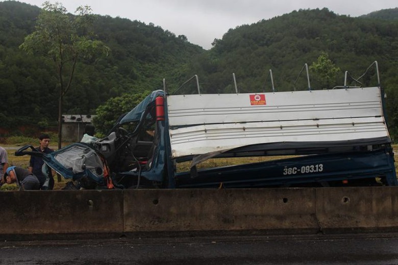 Rất may t&agrave;i xế chỉ bị thương nhẹ