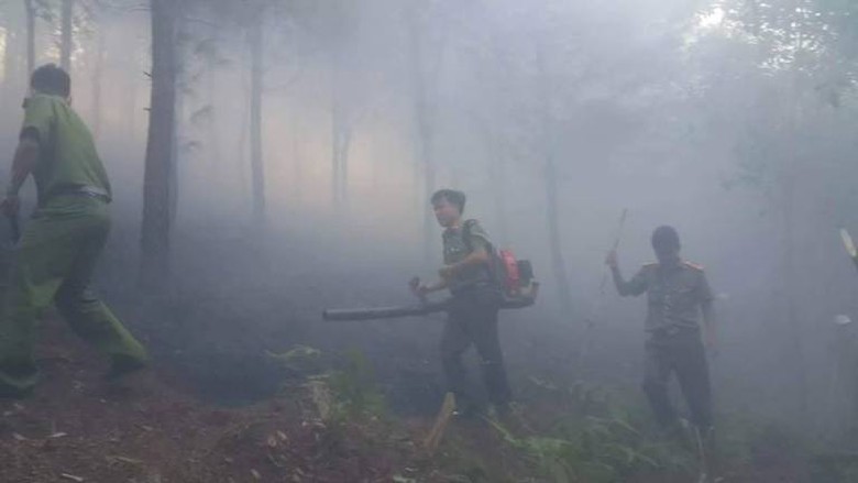 C&aacute;c chiến sỹ c&ocirc;ng an liều m&igrave;nh trong lửa 