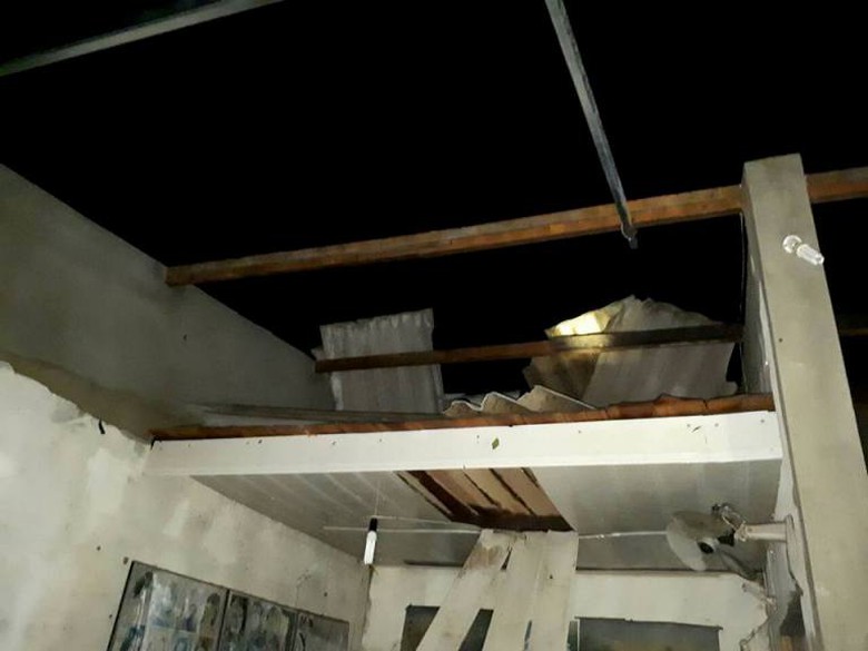 lốc xo&aacute;y thổi bay ho&agrave;n to&agrave;n m&aacute;i ng&oacute;i nh&agrave; d&acirc;n