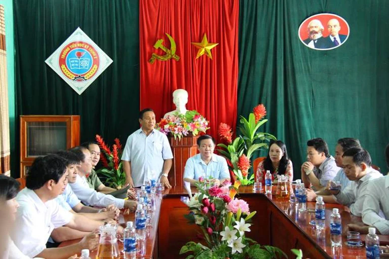 Ph&oacute; Thủ tướng l&agrave;m việc với trường tiểu học kỳ thịn